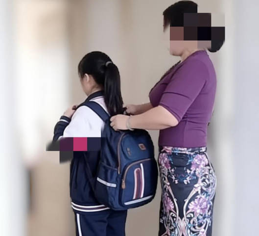 海角社区.看一夜黄片早晨起来受不了送走我妹把我妈上了