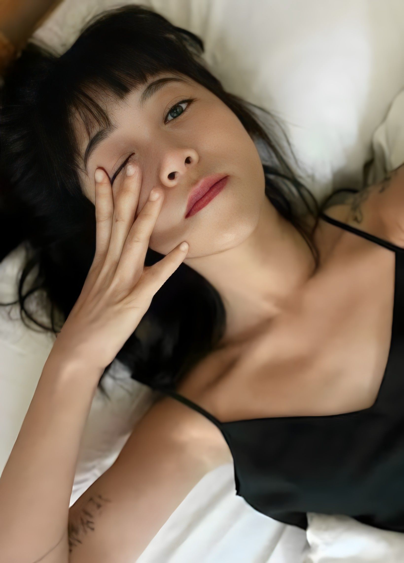 香港著名网红【NanaQ】惊爆三明治性爱视频！与两男共浴激战，淫靡私生活大起底！ IFJ