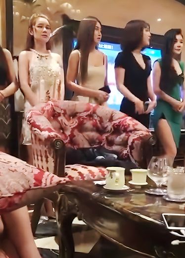 咸湿KTV齐聚小母狗们狂舔鸡巴无套群交 6jN