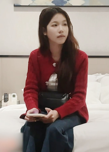 约炮刚下海的红衣清纯妹子，高潮水哗哗的响，胸型漂亮挺拔还特粉 SVY